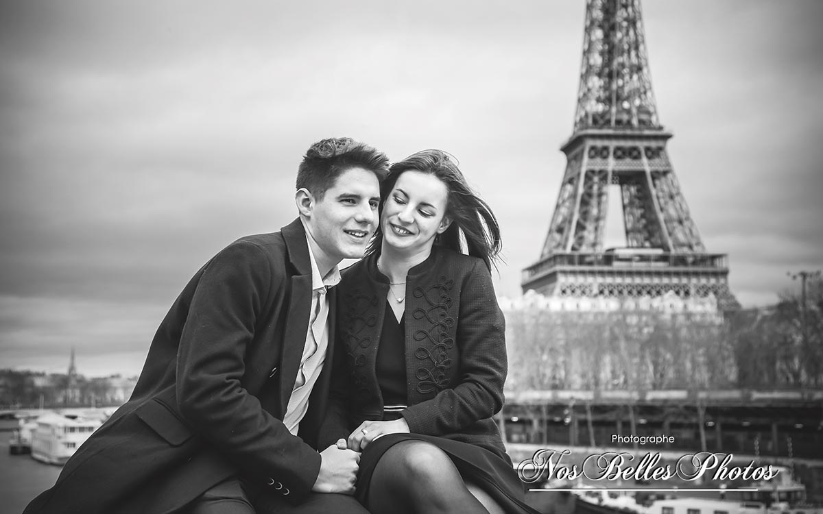 Séance engagement en lifestyle à Paris, photo couple engagement Paris Tour Eiffel