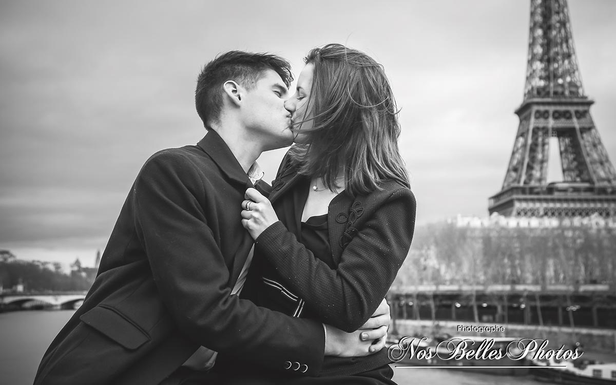 Photographe couple Paris, shooting Love Session photo de couple Paris Tour Eiffel
