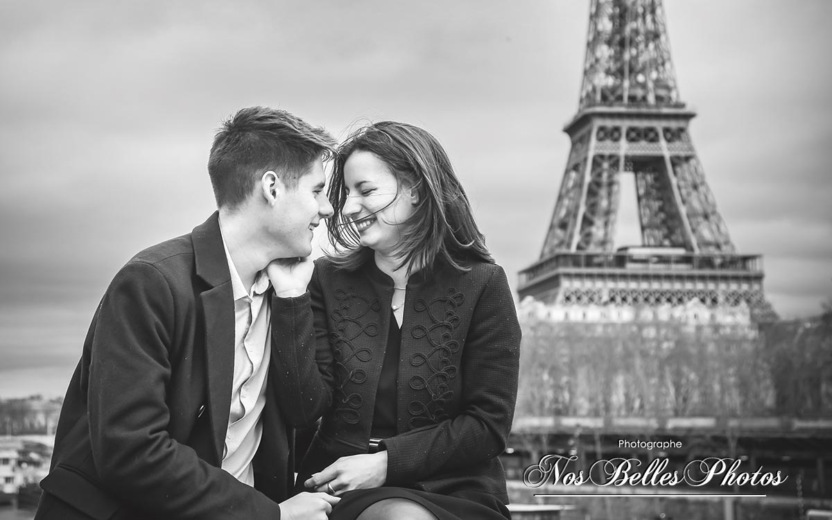 Shooting photo couple Paris Tour Eiffel, photographe Paris séance engagement
