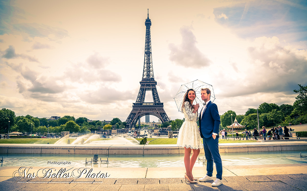 Séance photo couple Trocadéro Tour Eiffel Paris, photographe couple Paris shooting Save the Date