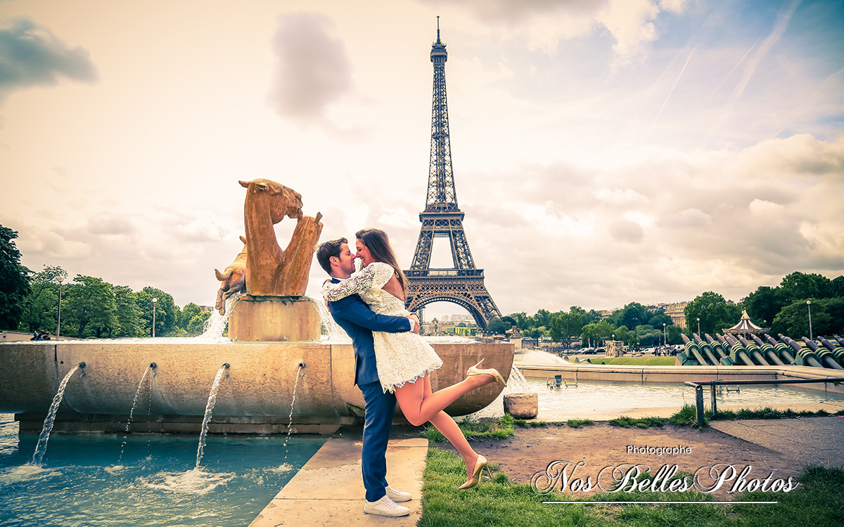 Shooting photo engagement Paris Trocadéro Tour Eiffel, photo couple Paris avant mariage