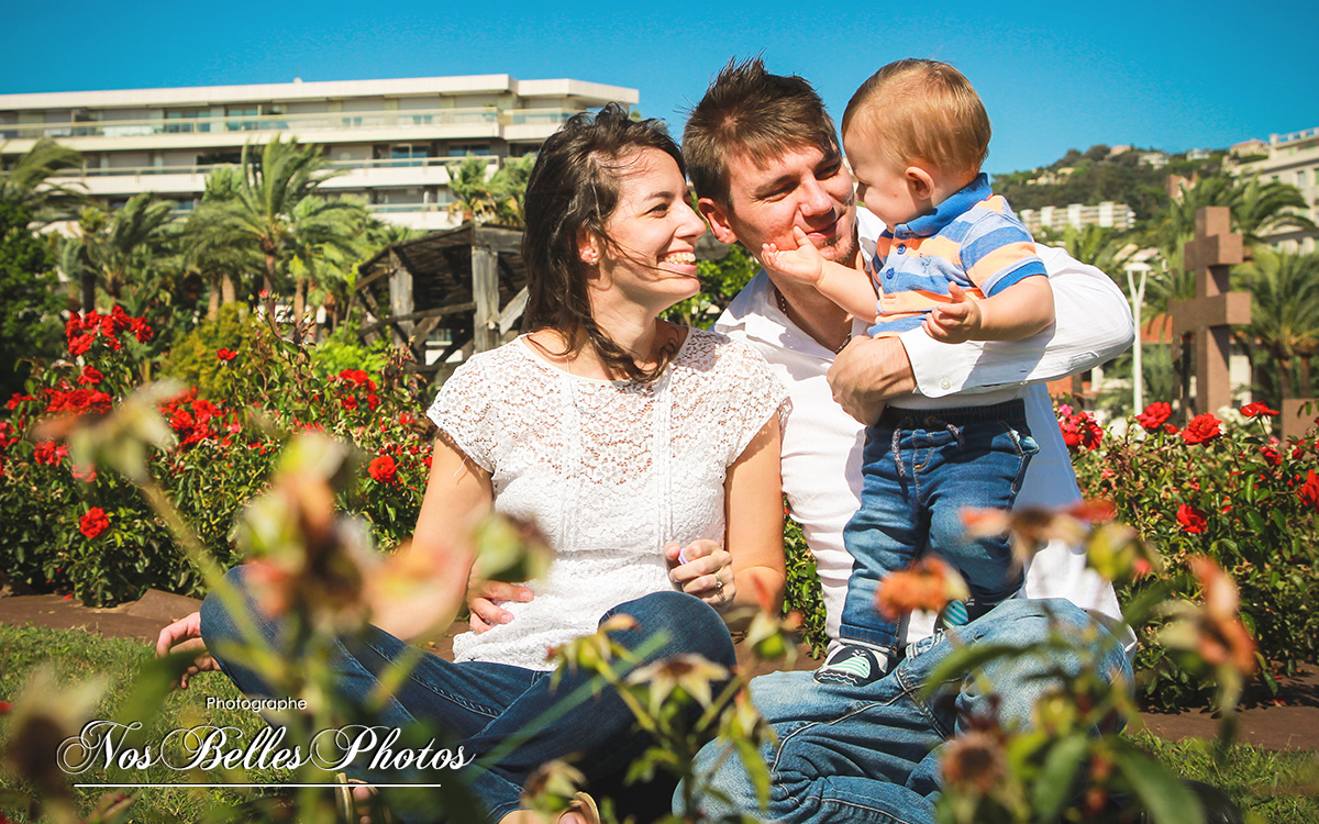 Séance photo famille en extérieur à Cannes festival 06, photographe Cannes Côte d'Azur