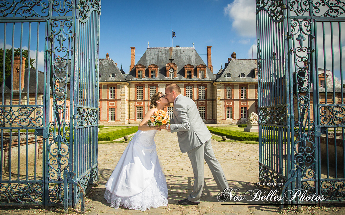 Photo de mariage au château de Breteuil à Choisel